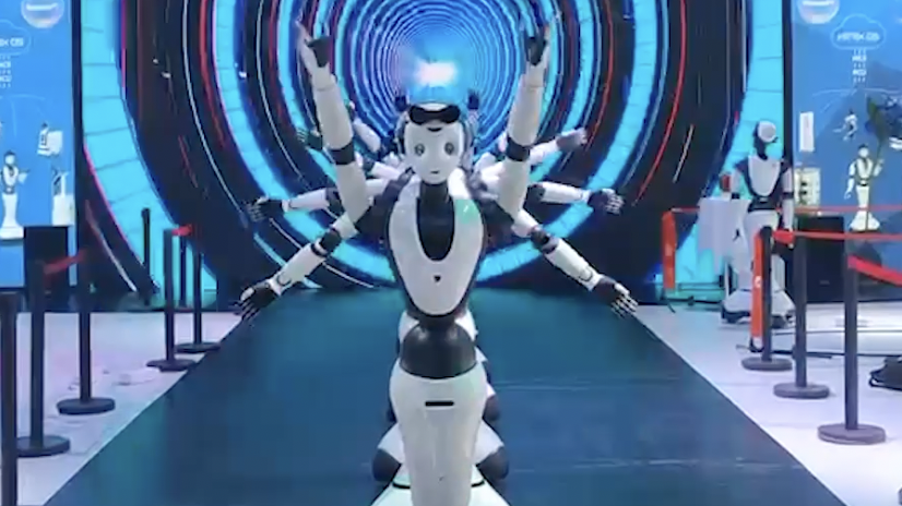 探营WAIC丨机器人“小姜”会聊天、投篮，还能跳《千手观音》