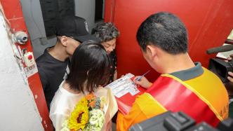 上海邮政送出2023年首封高考录取通知书，考生被上外录取