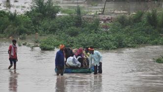 印度北部暴雨引发洪水及山体滑坡，多个城邦被淹