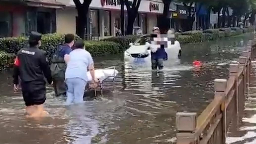 轎車(chē)被困積水眾人合力送患兒就醫(yī)