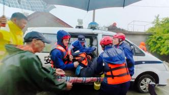 连云港遇强降雨致路段积水人员被困，消防铺管道排涝救援