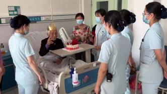 医院护士为百岁住院病人庆生，病房里上演暖心“双向奔赴”