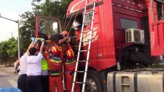 货车司机突发脑梗口吐白沫，上海消防火速救援紧急送医