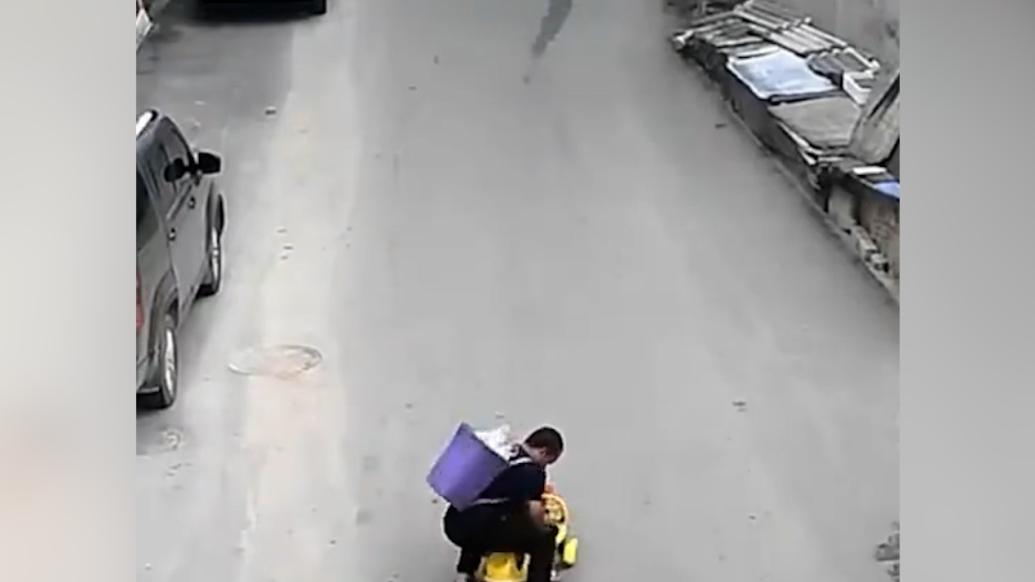 兒童坐滑板沖下坡被路過男子飛身抱住