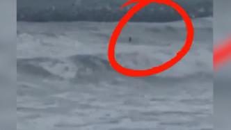 两米高巨浪中，男子驾驶摩托艇冲进海里救人