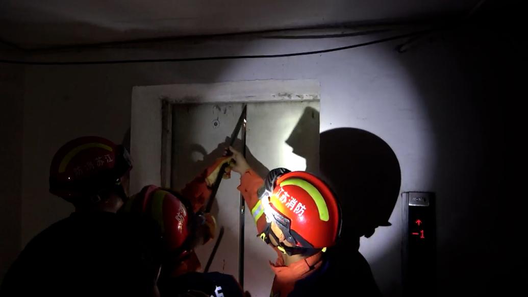 孕婦小孩被困電梯，消防緊急救援