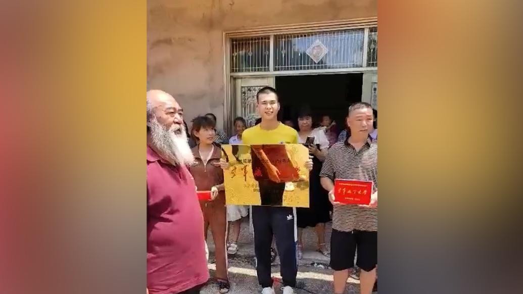 留守少年考上空軍航空大學,高中校長上門慶賀