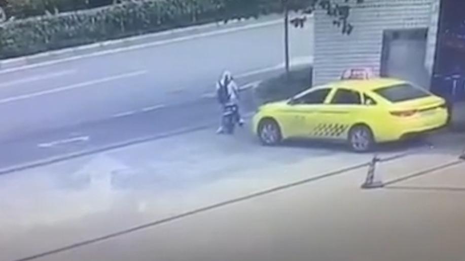 出租车碾过正前方人员，重庆警方：司机挂D挡休息时踩到油门