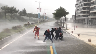 台风“泰利”来袭市民骑摩托被吹倒，消防路过伸出援手