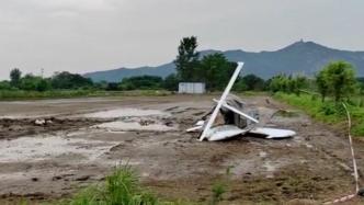 镇江一架小型飞机在农田迫降，致2人受伤
