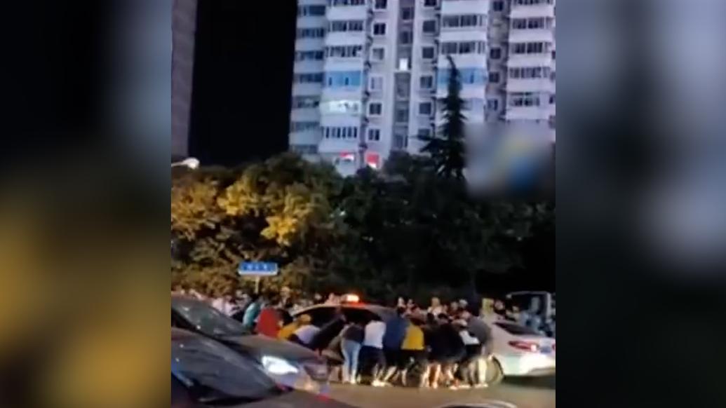 街头20人大吼抬车救人_@所有人_澎湃新闻-The Paper