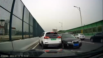 一小客车逆向驶上高架碰擦三车无人伤亡，司机已被上海警方控制