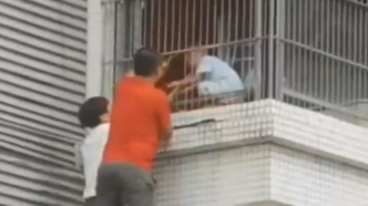 视频丨广东：楼房着火男孩被困阳台，众人搭梯剪开防盗网将其救下