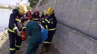 男子摔下河堤，消防协助医护人员救助伤者