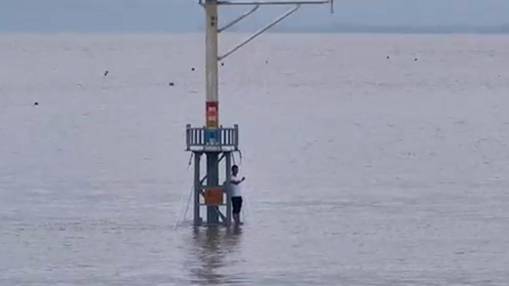 嘉兴一男子海边玩耍遇涨潮爬上灯塔报警，多部门联合救援