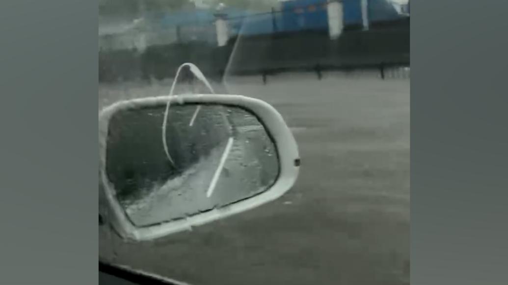 暴雨横扫上海中心城区开车如开船，网友：有必要备个皮划艇