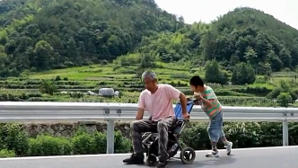 泪目！60岁父亲训练脑瘫儿子每天2小时走2.5公里