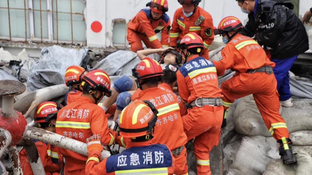 黑龙江齐齐哈尔市一中学体育馆楼顶坍塌，救援力量已营救8人