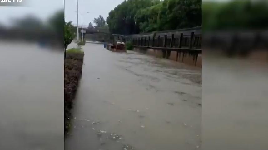 貨車暴雨天被困積水涵洞，工人開裝載機救人