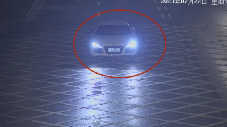 昆明一酷炫奥迪跑车深夜“炸街”被查