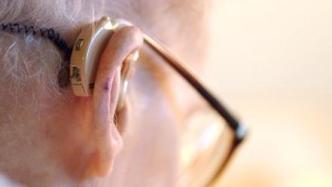 认知下降程度少48%，高风险人群佩戴助听器有助预防痴呆症