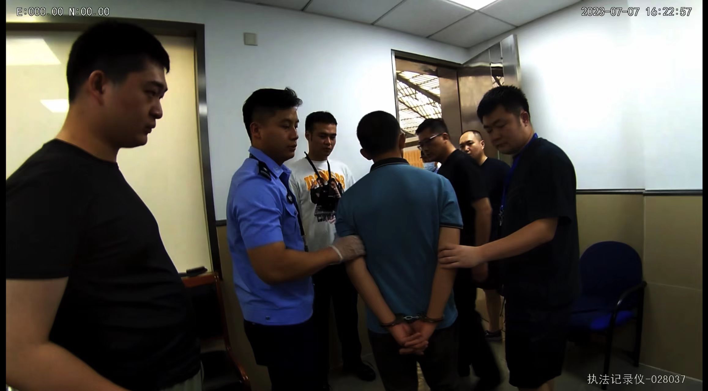 男子当面调包5克拉裸钻,上海民警通过视频拆解作案手