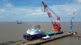 “海上利器”4000噸全回轉起重船交付，提升深遠海作業能力