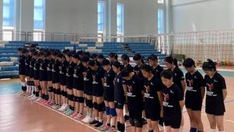 女子排球队集训时列队，向齐齐哈尔体育馆坍塌事件遇难者默哀