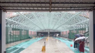 上海莘庄地铁站天桥已“敞篷”两年，日晒雨淋啥时候到头？