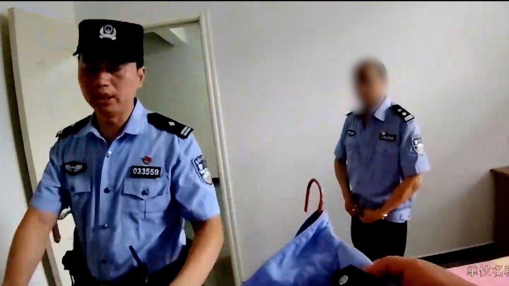 男子穿着网购的警服去租房，居委会报警：看着不像警察