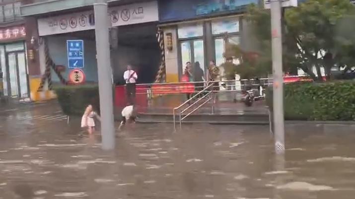 上海金山遭遇强降雨部分地区大面积积水，网友：把车当船开