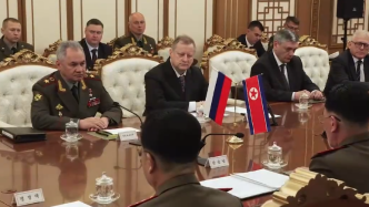 俄罗斯国防部长绍伊古在平壤与朝鲜国防相强纯男举行会谈