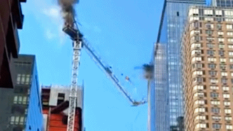 美国纽约曼哈顿一大型起重机起火倒塌，已致5人受伤