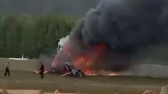 俄罗斯一直升机撞上输电线起火坠毁，致6死9伤