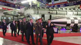 金正恩向俄防长展示朝鲜武器装备，洲际弹道导弹无人机亮相