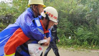 台风“杜苏芮”登陆瞬间：泉州大树倒塌致两名老人被困