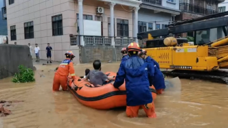 台风“杜苏芮”致莆田多地水位上涨：多人被困，消防涉水营救
