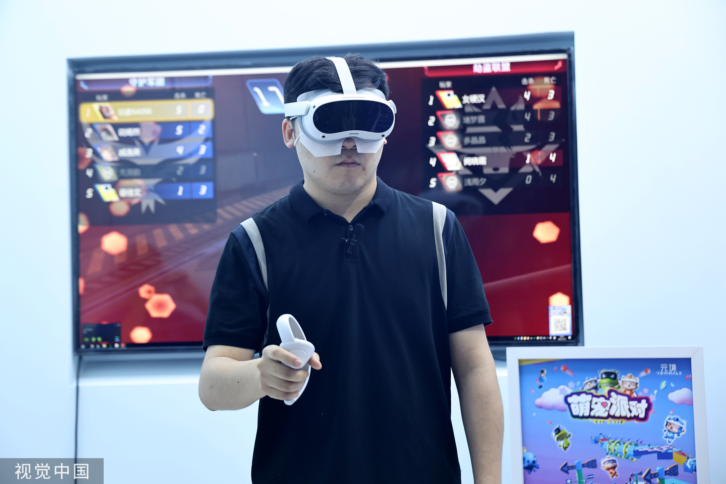 2023年7月29日，上海，游客在ChinaJoy会场体验AI设备。
