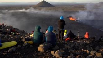 不顾政府警告，大批游客观赏冰岛火山喷发