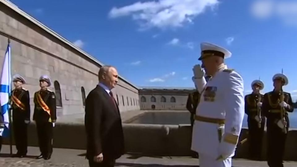 俄罗斯海军节举行海上阅兵式，普京出席