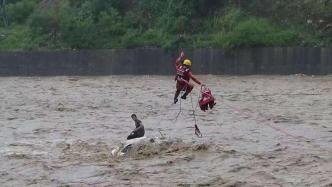 河北邯郸一男子驱车回家遇洪水被困河道，消防上演生死救援