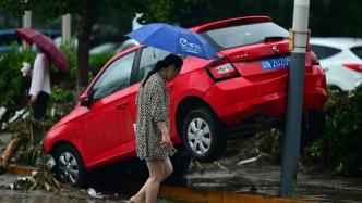 直击｜北京门头沟洪水已退：抛锚车辆横七竖八，道路泥泞