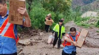 馳援K1178！救援列車難以抵近，突擊隊員徒步搬運食品