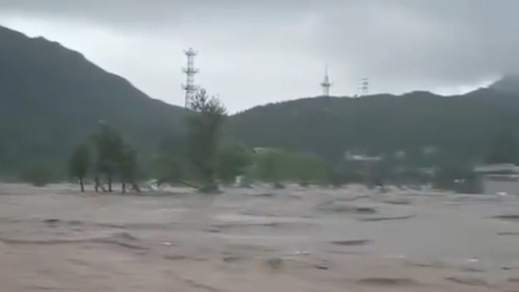 北京房山暴雨：救援队紧急转移危重患者透析老人