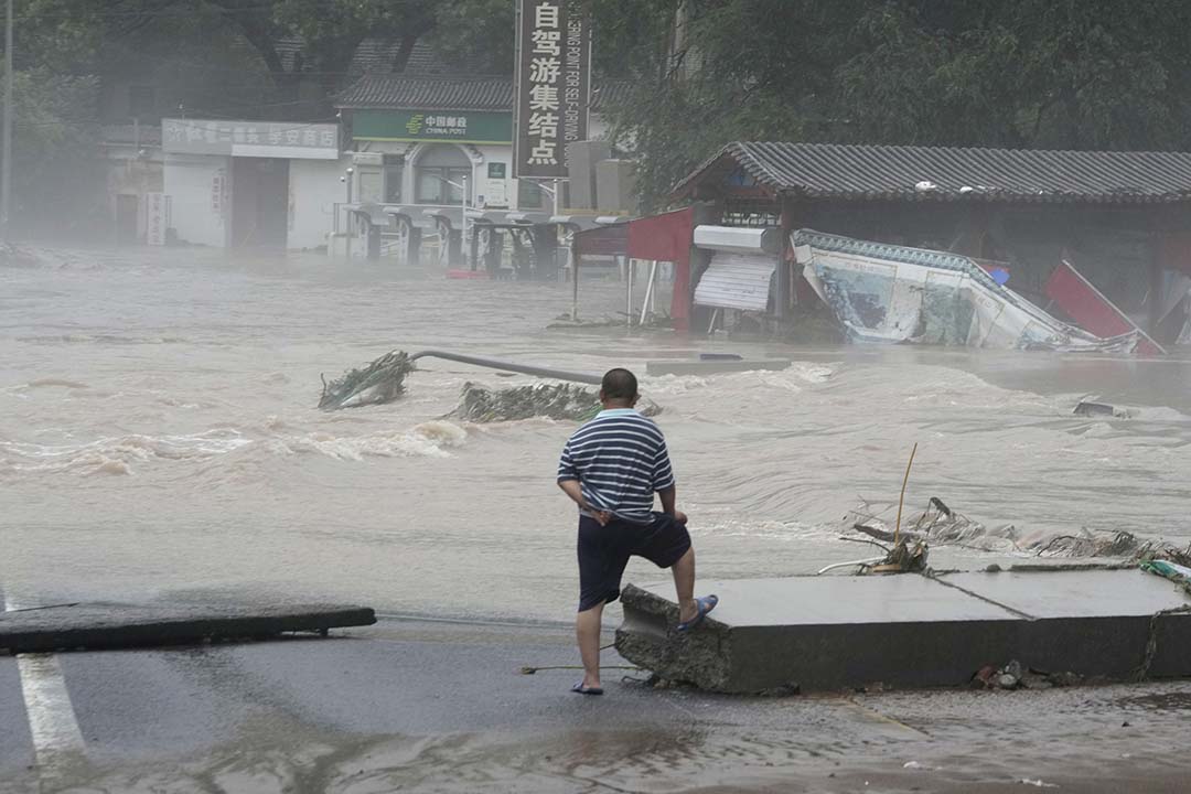 直击|永定河开闸泄洪:上游妙峰山地区洪水淹没马路房屋