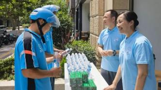 一瓶水、一支雪糕，上海工会汇聚爱心力量为户外劳动者送清凉