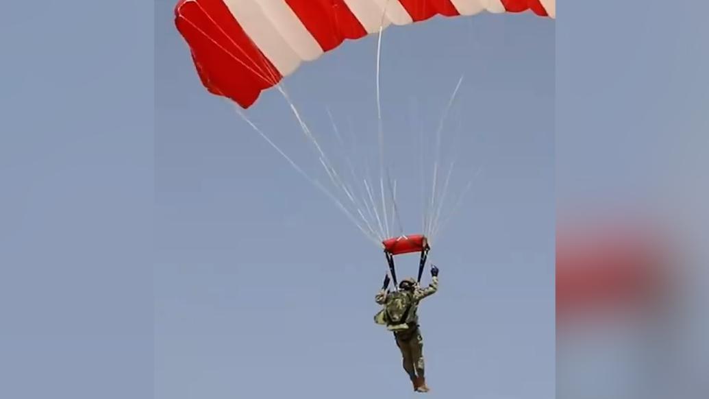 帅！陆军特战队员伞降实跳训练空中敬礼