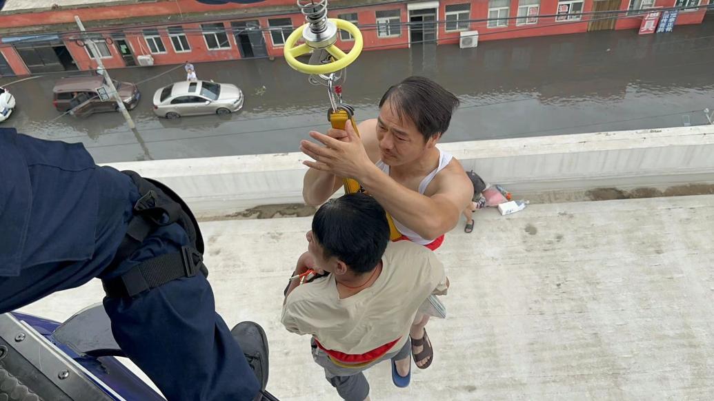 被困汪洋72小時，公羊救援隊出動直升機營救涿州被困群眾