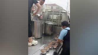 涿州村民自发为受灾乡亲提供免费餐食