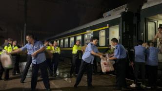 K1178乘客家屬等來前方平安訊息，此前斷聯50多個小時